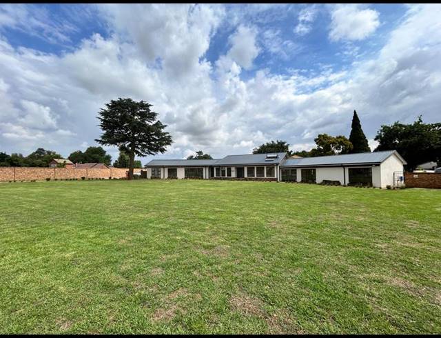 7 BEDROOM HOUSE FOR SALE IN SONNEVELD